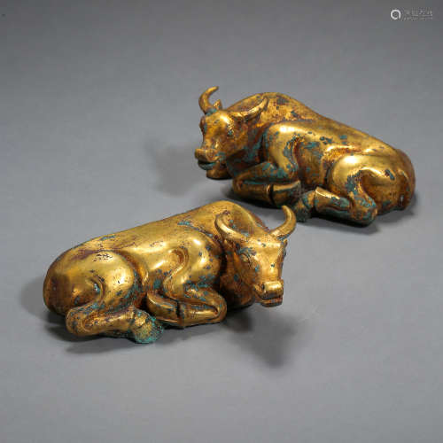 A PAIR OF ANCIENT CHINESE GILT BRONZE BULLS