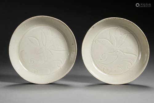 NORTHERN SONG DYNASTY, A PAIR OF CHINESE DING KILN PORCELAIN PLATES