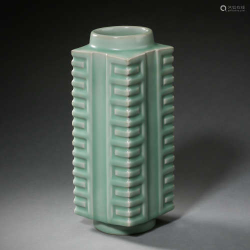 ANCIENT CHINESE LONGQUAN KILN PORCELAIN CONG-STYLE BOTTLE