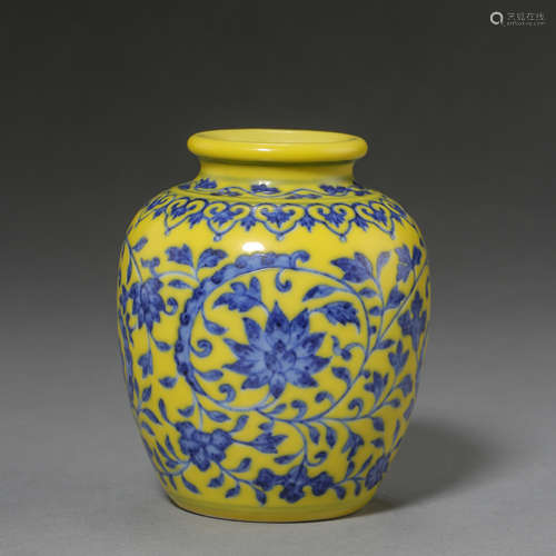 SMALL ANCIENT CHINESE YELLOW-GLAZED BLUE AND WHITE PORCELAIN POT