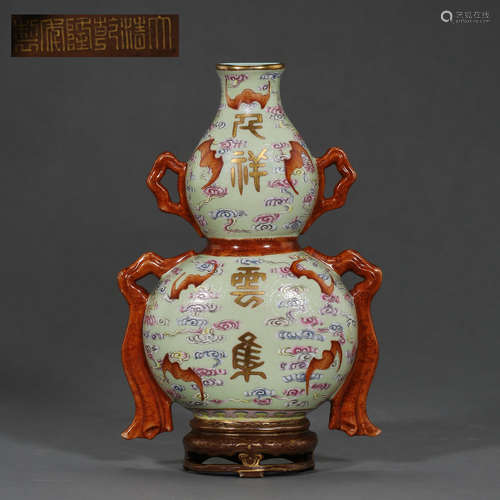 QING DYNASTY, QIANLONG FAMILLE ROSE HANGING VASE