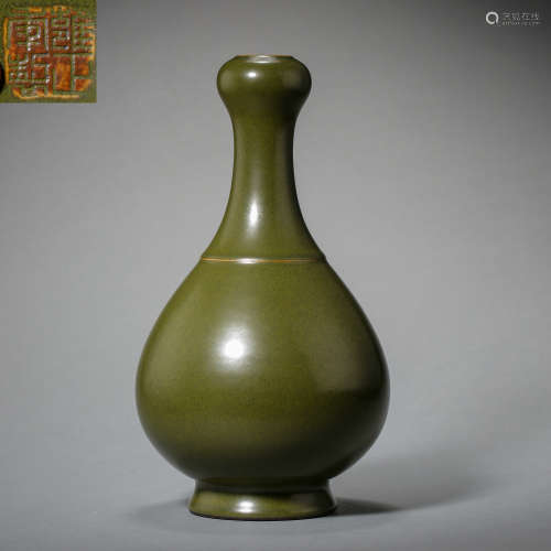 ANCIENT CHINESE GREEN GLAZED VASE WITH ONION-SHAPED HEAD
