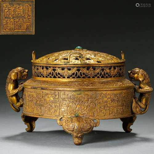THE GILT BRONZE FUMIGATOR MADE BY THE QING DYNASTY IMPERIAL PALACE IN CHINA