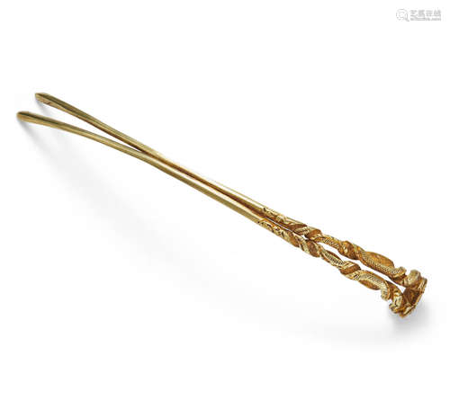 A gold 'dragon' hairpin, chai Yuan dynasty