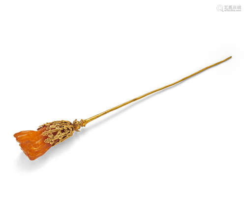 A gold and amber hairpin, baotoulian zan 18th/19th century