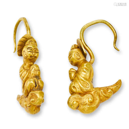 Two gold 'celestial deity' earrings, erhuan 10th-14th century