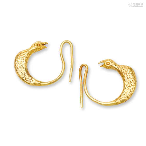 A pair of gold 'bird' earrings, erhuan Song dynasty