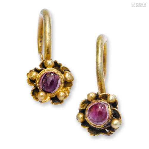 A pair of gilt silver and ruby earrings, erhuan Ming/early Qing dynasty
