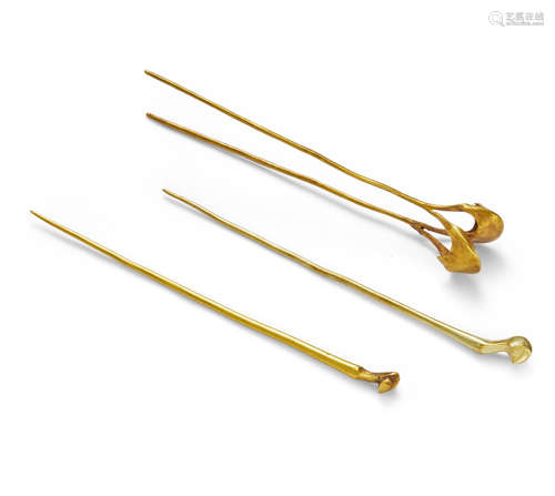 Three gold hairpins Two-tined hairpin chai: Tang-Song dynasty One-tined hairpins zan: Qing dynasty