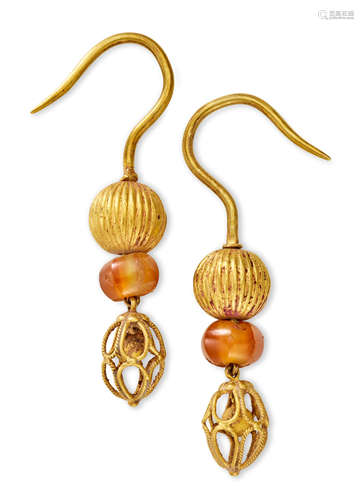 A pair of amber and gold earrings， erhuan Liao dyansty, circa 1100