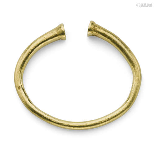 A gold bracelet，qianzhuo Ming dynasty or later