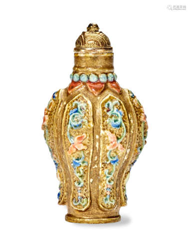 AN ENAMELED PORCELAIN SNUFF BOTTLE Qianlong period