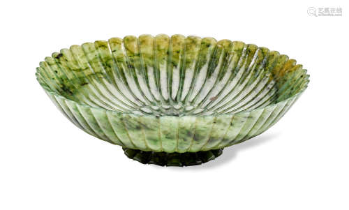 A MUGHAL-STYLE Chrysanthemum-form Spinach Jade Dish 1750-1850