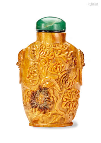 A FINELY CARVED ROOT AMBER SNUFF BOTTLE 1750-1830