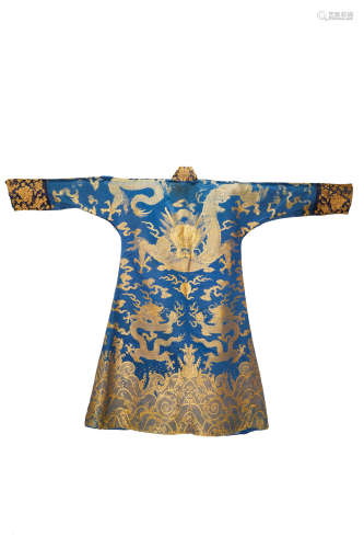 AN IMPERIAL BLUE SILK BROCADE WEAVE COURT ROBE AS A CHUBA Late Kangxi/Yongzheng period