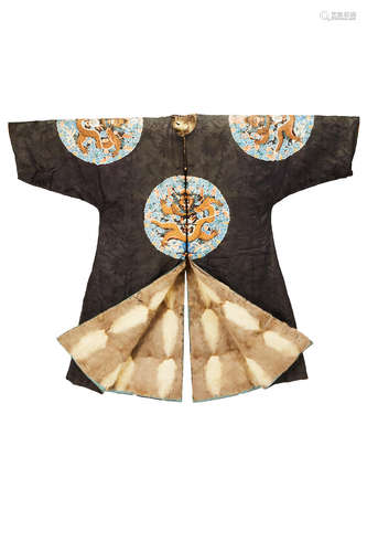 AN IMPERIAL FUR-LINED EMBROIDERED SILK SURCOAT GUNFU Xianfeng/Tongzhi Period (1851-1874)