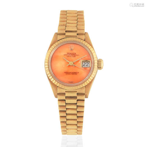 Rolex. A lady's 18K gold automatic calendar bracelet watch with coral dial Datejust, Ref: 6917, Circa 1976