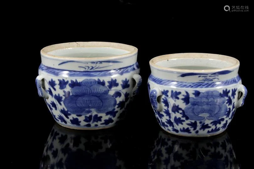 2 porcelain pots