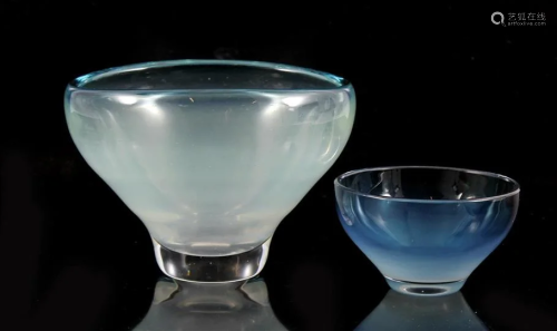 Leerdam, 2 glass decorative dishes