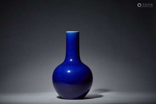清中期 霁蓝釉天球瓶