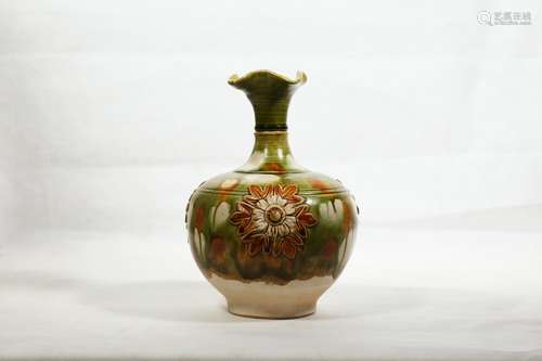 A Sancai Porcelain Lobed Vase