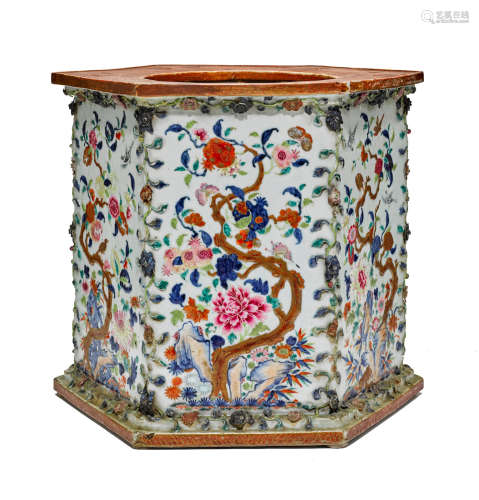 A LARGE FAMILLE ROSE ENAMELED MOLDED PORCELAIN STAND Qianlong period
