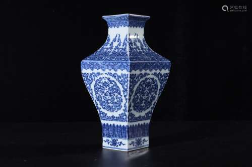 A Chinese Blue and White Dragon Pattern Porcelain Square Flower Vase