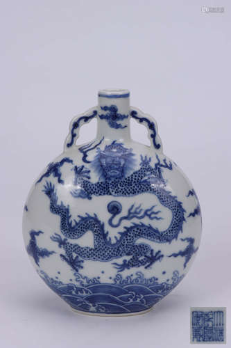 A Chinese Blue and White Dragon Pattern Porcelain Vase