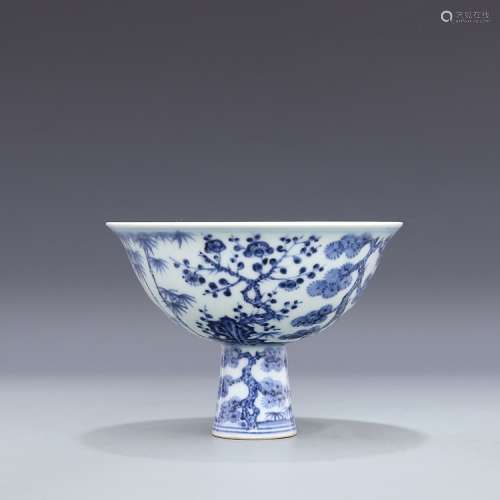 A Chinese Blue and White Floral Porcelain Standing Bowl