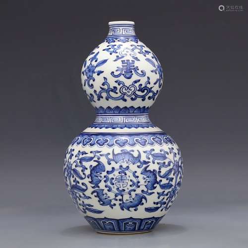 A Chinese Blue and White Floral Porcelain Gourd-shaped Vase