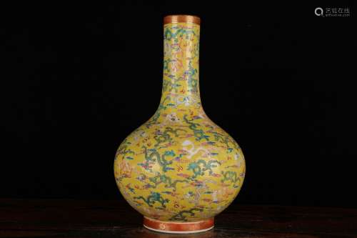 A Chinese Yellow Dragon Pattern Porcelain Vase