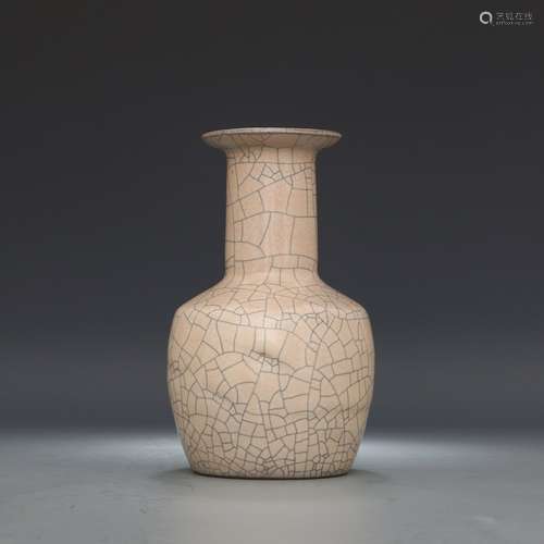 A Chinese Ge Kiln Porcelain Vase