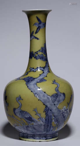 A BLUE&WHITE YELLOW GLAZE FLOWER PATTERN VASE