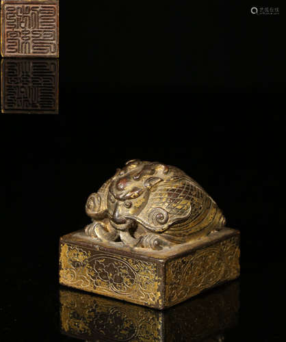 A GILT BRONZE CAST BEAST PATTERN SEAL