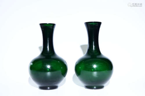 A Pair of Chinese emerald Glassware Flask