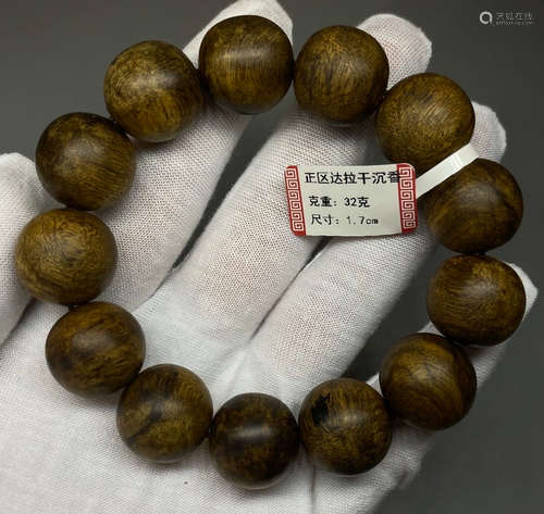 A DALAGAN CHENXIANG WOOD CARVED BRACELET