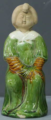 A THREE COLOR GLAZE FIGURE SHAPE STATUE