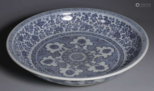 A BLUE&WHITE GLAZE FLORAL PATTERN PLATE