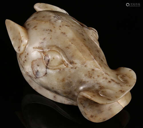 A HETIAN JADE CARVED HORSE HEAD SHAPE PENDANT