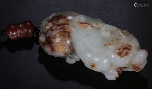 A HETIAN JADE CARVED BEAST SHAPE PENDANT