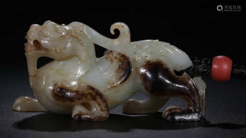 A HETIAN JADE CARVED BEAST SHAPE PENDANT