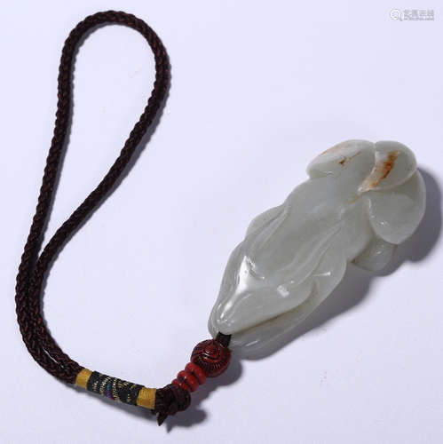 A HETIAN JADE CARVED BEAST SHAPE PENDANT