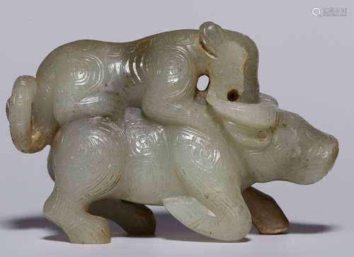 A HETIAN JADE CARVED BEAST SHAPE PENDANT