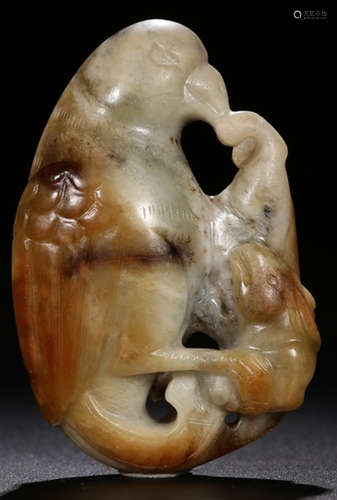 A XINJIANG HETIAN JADE CARVED BEAST PATTERN PENDANT