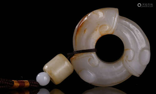 A HETIAN JADE CARVED DRAGON PATTERN PENDANT