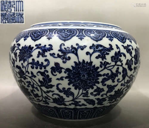 A BLUE&WHITE GLAZE LOTUS PATTERN JAR