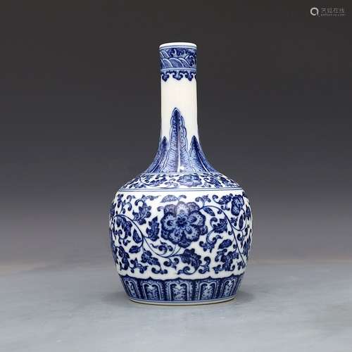 A Chinese Blue and White Twine Pattern Floral Porcelain Vase