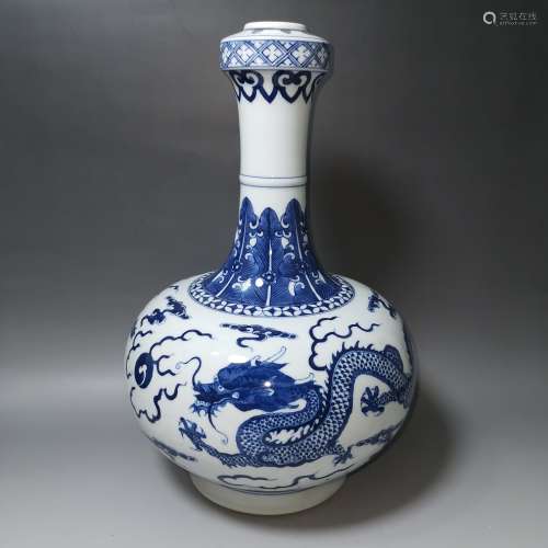 A Chinese Blue and White Dragon Pattern Porcelain Flower Vase