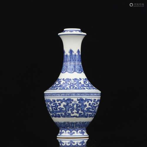 A Chinese Blue and White Dragon Pattern Porcelain Vase