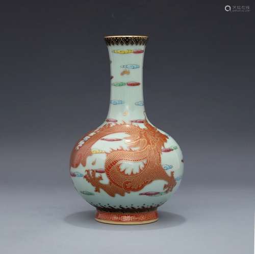 A Chinese Dragon Pattern Gild Porcelain Vase